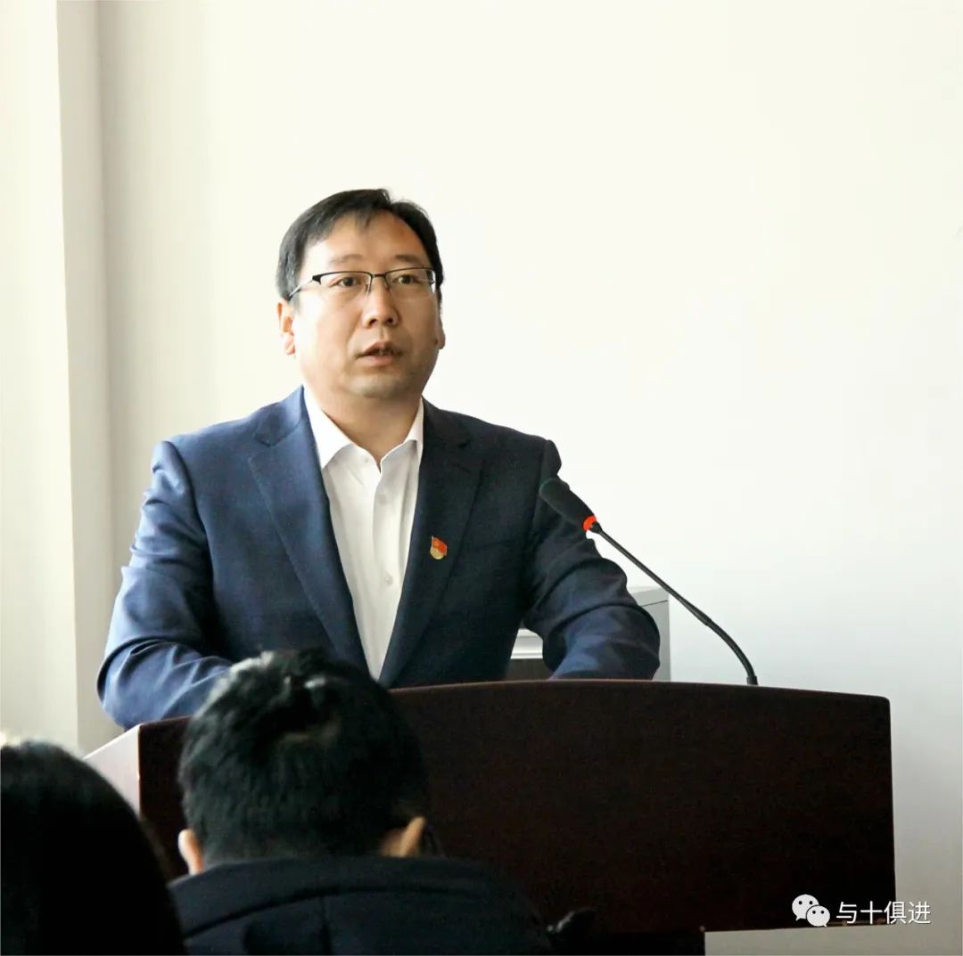 王卓同志作行政工作报告.jpg